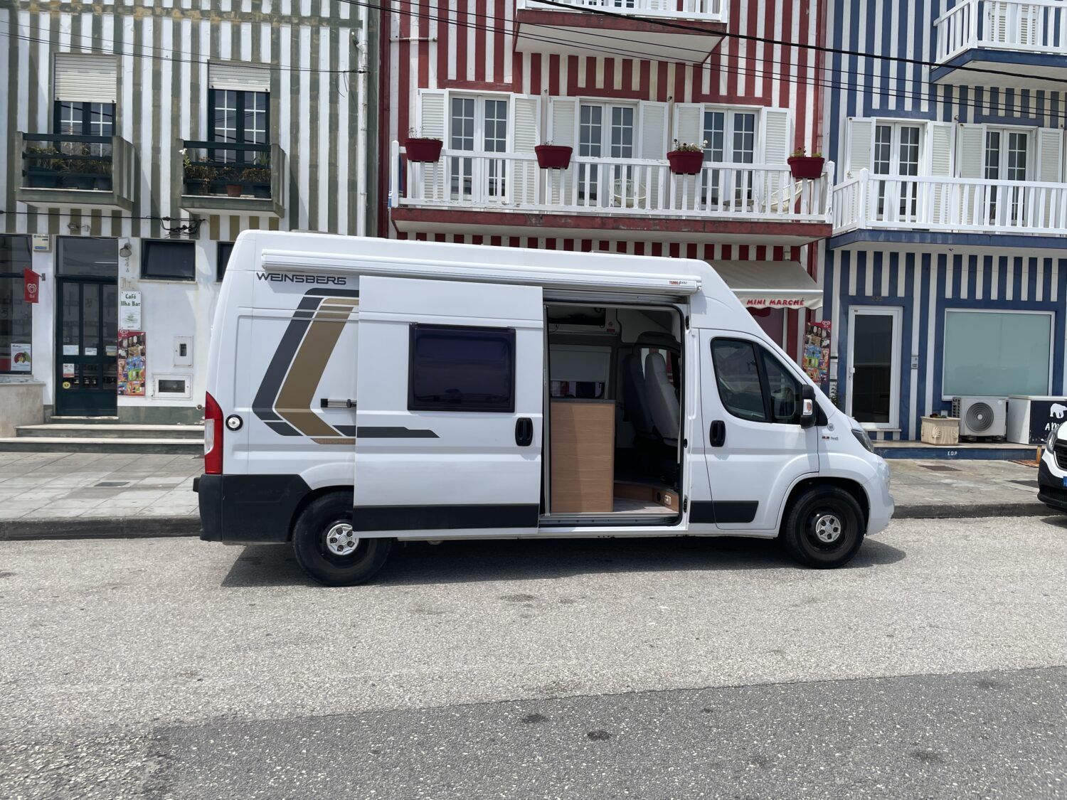 Camper aparcada junto a casas de colores en Aveiro, Portugal