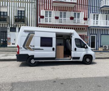 Camper aparcada junto a casas de colores en Aveiro, Portugal