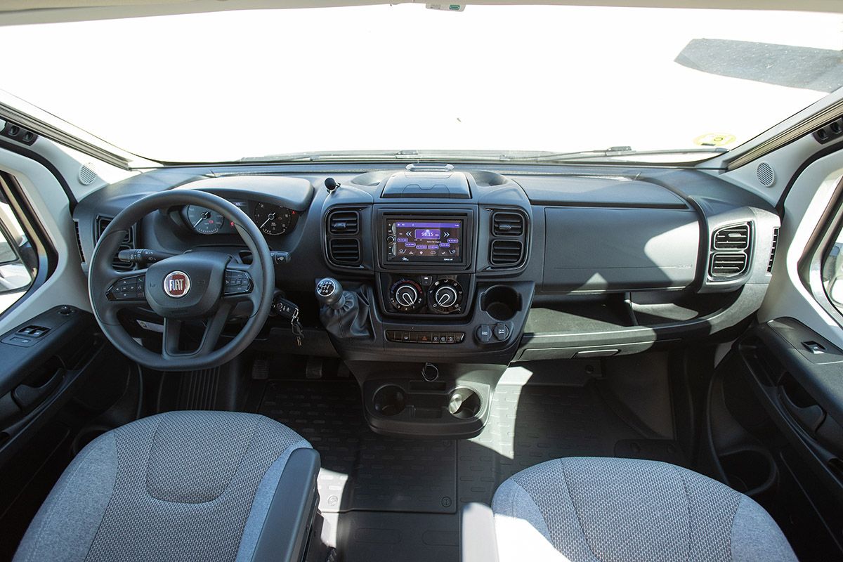 Cuadro de mandos de la Fiat Ducato Weinsberg con pantalla central y controles del conductor