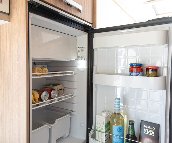 Interior de la nevera de la Weinsberg Carabus con capacidad para alimentos y bebidas, 95 litros