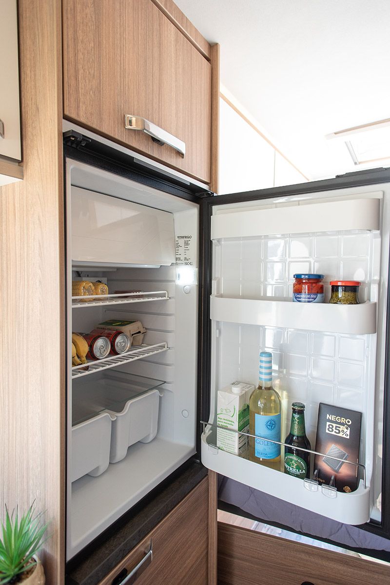 Interior de la nevera de la Weinsberg Carabus con capacidad para alimentos y bebidas, 95 litros