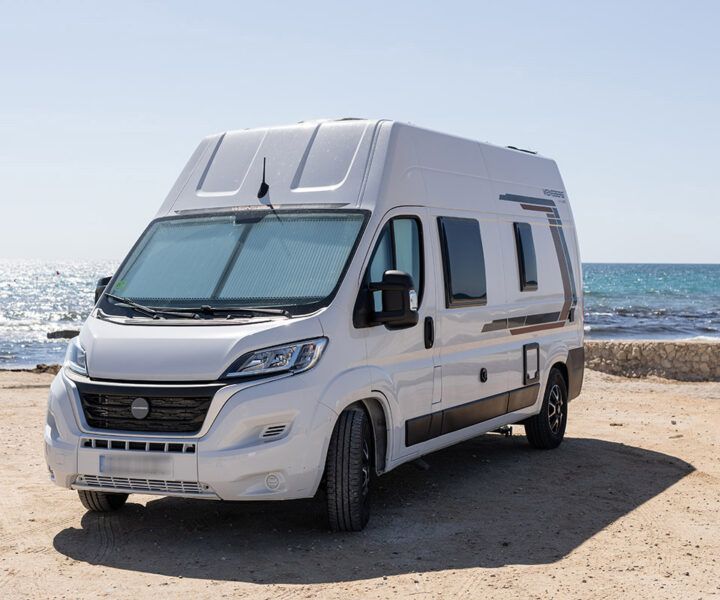 Campervan parcheggiato sulla spiaggia della Costa Blanca