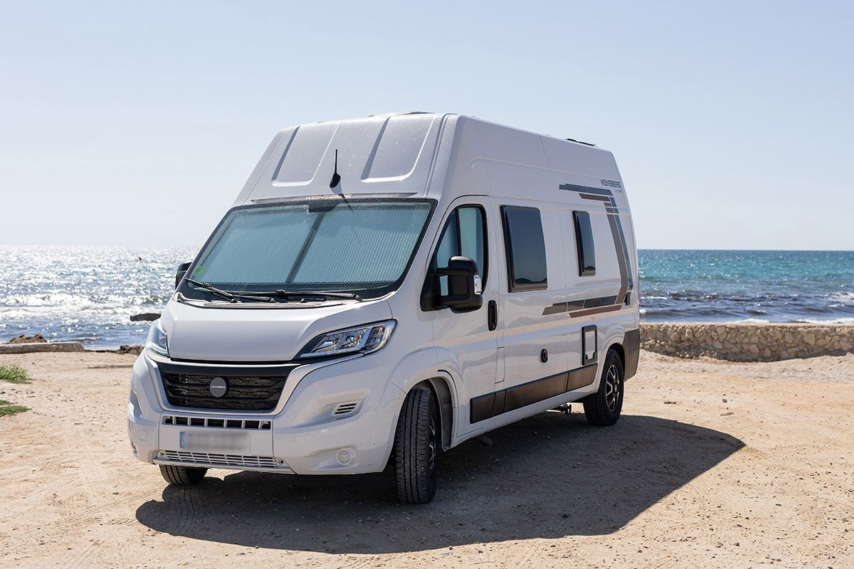 Campervan parcheggiato sulla spiaggia della Costa Blanca