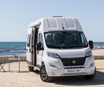 Furgoneta camper Weinsberg Carabus HOT Edition frente al mar en la Costa Blanca