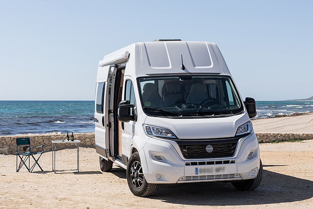Furgoneta camper Weinsberg Carabus HOT Edition frente al mar en la Costa Blanca