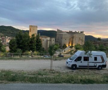 Camper estacionada en una zona permitida para pernoctar en España