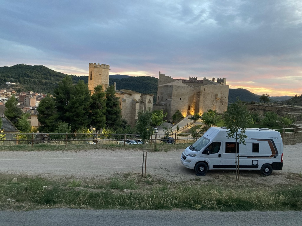 Camper estacionada en una zona permitida para pernoctar en España