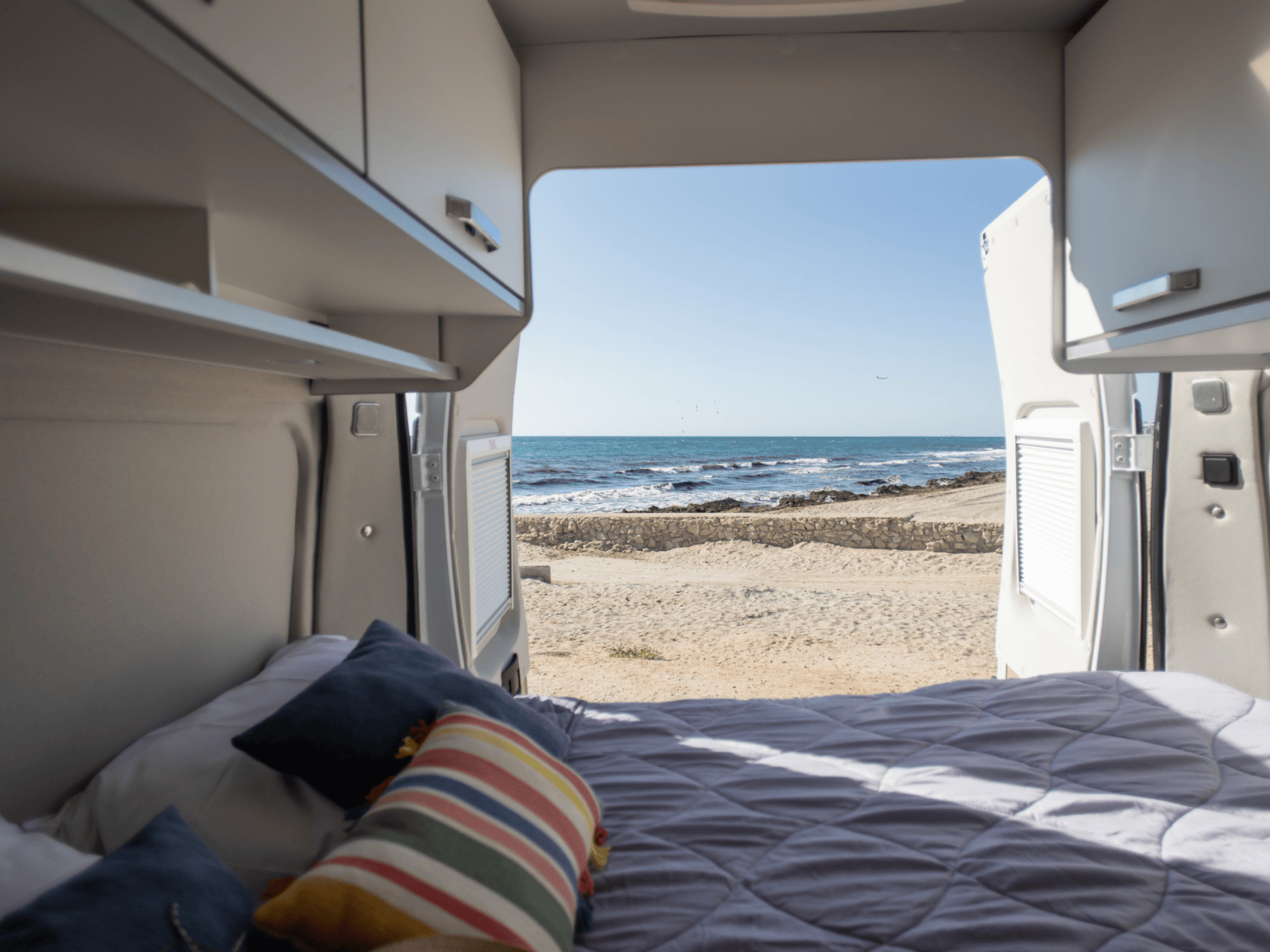 Camper junto al mar durante una ruta entre Alicante, Málaga y Tarifa