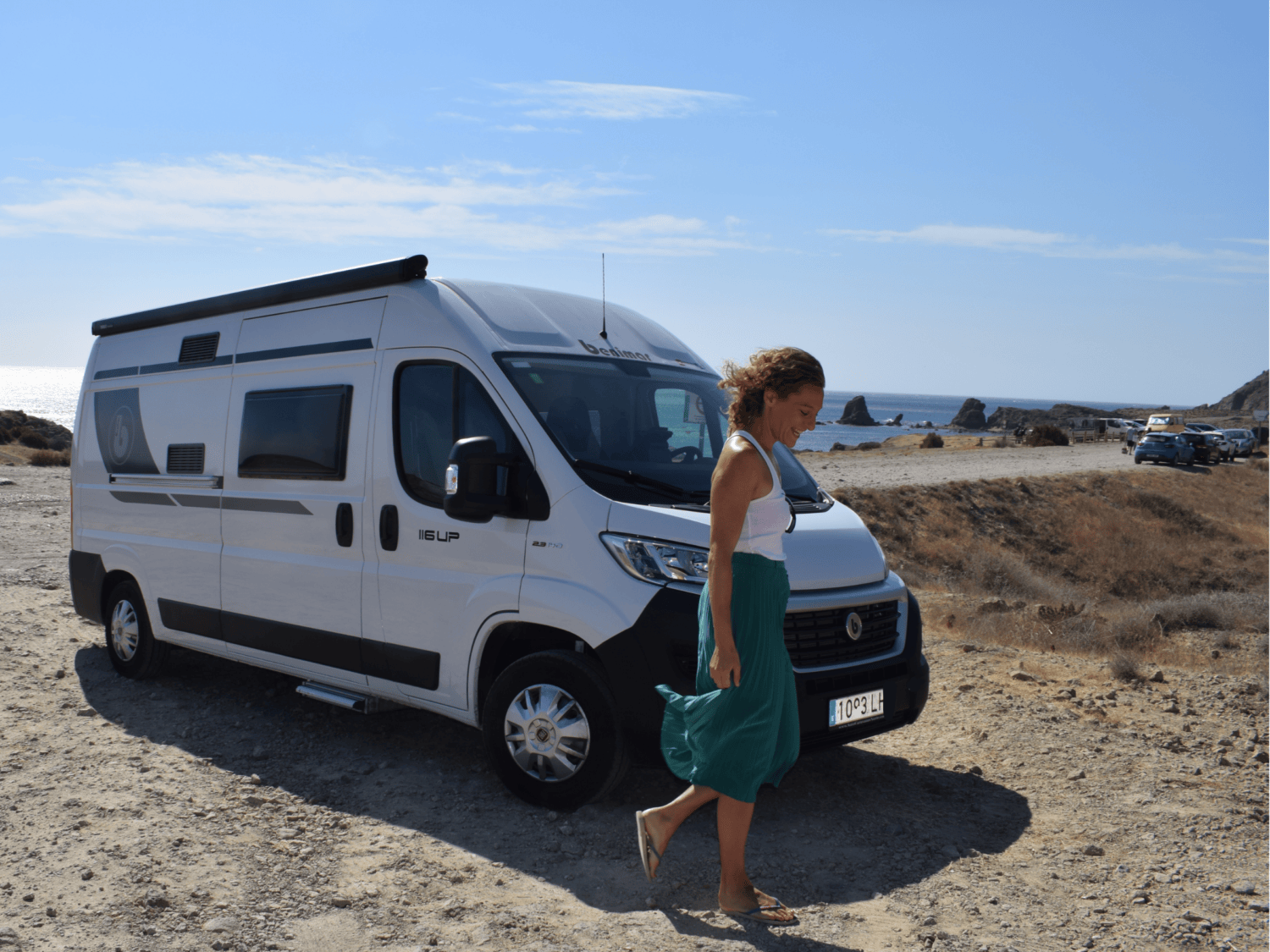 Camper recorriendo el Parque Natural de Cabo de Gata durante una ruta desde Alicante al Algarve