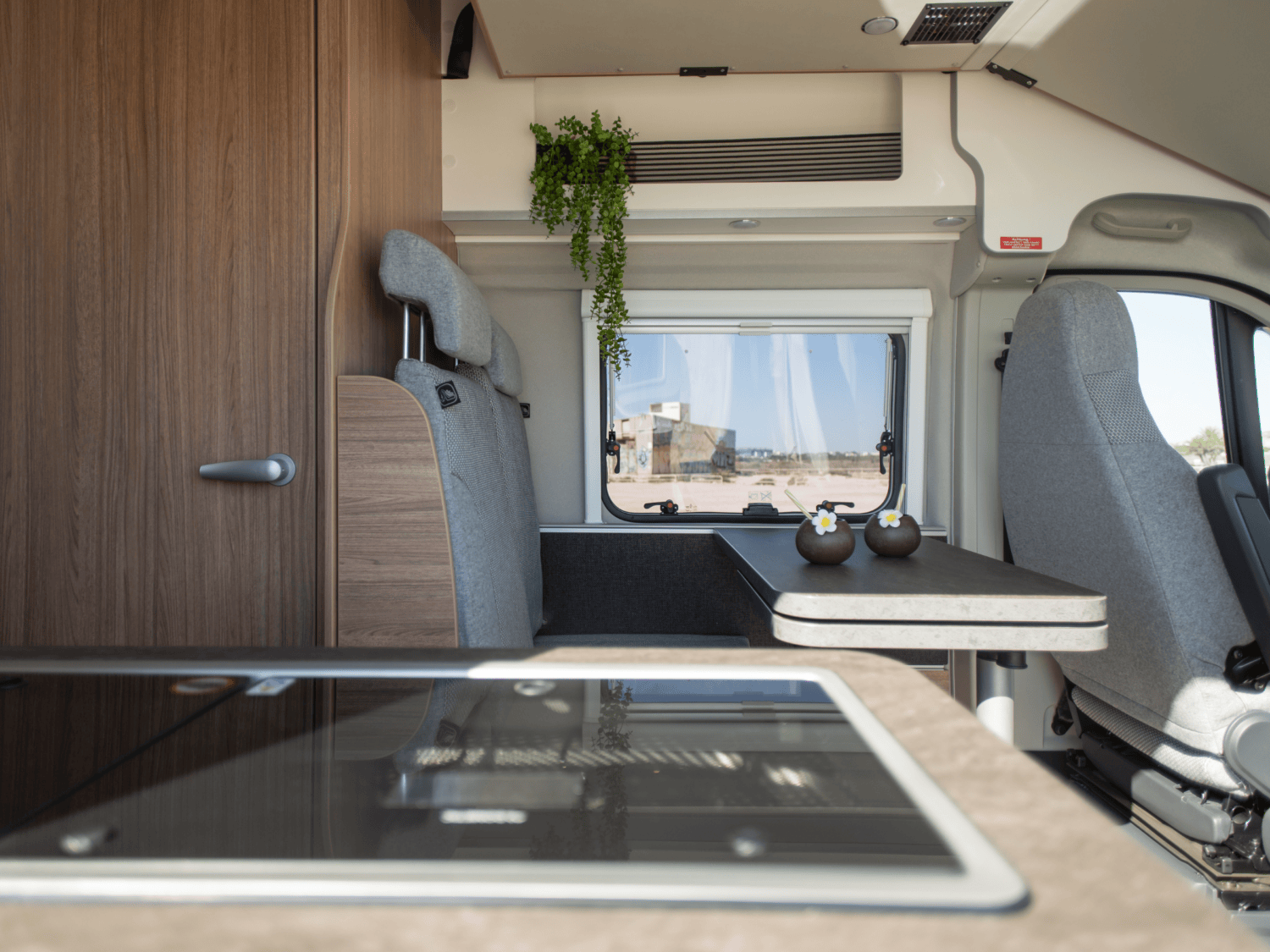 Interior de camper totalmente equipada para una ruta de 10 días entre Alicante y el Algarve
